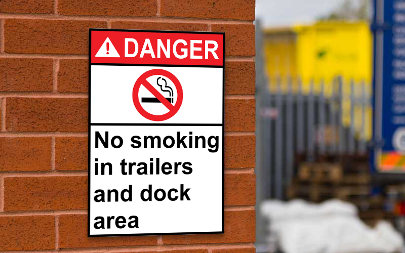 Señal Vertical ANSI PELIGRO Prohibido Fumar en Remolques y Área de Muelle con Símbolo