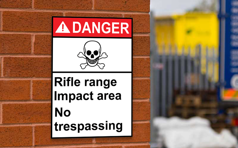 Letrero de Peligro ANSI de Zona de Impacto de Campo de Tiro Prohibido el Paso Vertical con Símbolo
